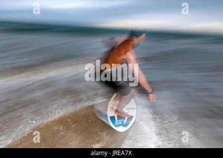HI00404-00...Hawai'i - Kaleo Carpio écumer embarquement à Hapuna Beach State Recreation Area sur l'île d'Hawai'i. (MR n° C14) Banque D'Images