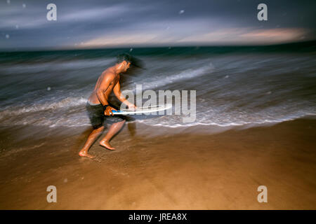 HI00406-00...Hawai'i - Kaleo Carpio écumer embarquement à Hapuna Beach State Recreation Area sur l'île d'Hawai'i. (MR n° C14) Banque D'Images