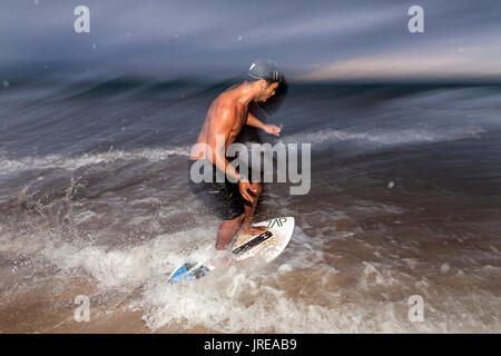 HI00408-00...Hawai'i - Kaleo Carpio écumer embarquement à Hapuna Beach State Recreation Area sur l'île d'Hawai'i. (MR n° C14) Banque D'Images