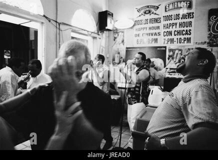 Le groupe de salsa "sur les rochers de Ayer de la chambre à Santurce's Los Taberna bar. Santurce est un quartier à l'Est de San Juan colonial. C'est la place de marché Banque D'Images