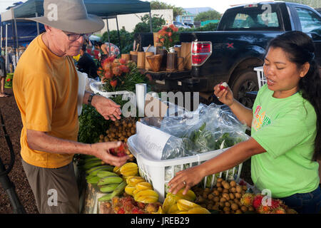 HI00442-00...Hawai'i - Fruits à Honoka'a marché le samedi le long de la côte Hamakua sur l'île d'Hawai'i. Banque D'Images