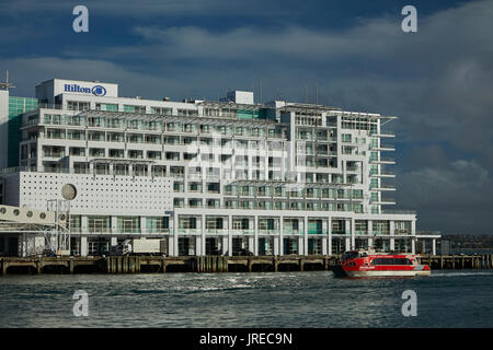 Traversier pour passagers et l'hôtel Hilton, Princes Wharf, Auckland, île du Nord, Nouvelle-Zélande Banque D'Images