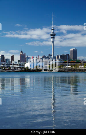 Sky Tower et Auckland CBD, St Marys Bay, Auckland, île du Nord, Nouvelle-Zélande Banque D'Images