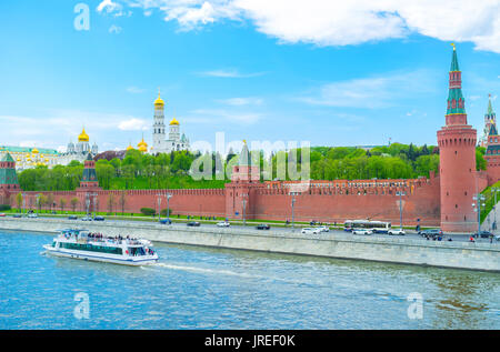 Moscou, Russie - 11 MAI 2015 : la taille énorme du Kremlin de Moscou est mieux vu de l'autre côté de la Moskova, le 11 mai à Moscou Banque D'Images