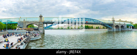 Moscou, Russie - 11 MAI 2015 : Beaux Pouchkine est un pont de verre rencontrez populaires parmi la jeunesse, point de Moscou le 11 mai à Moscou, Russie Banque D'Images