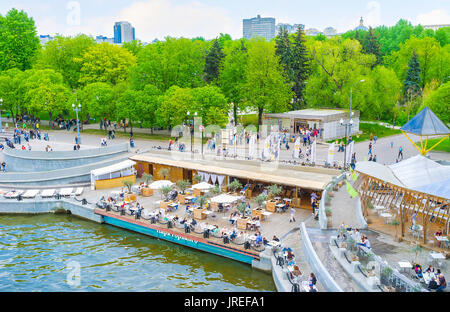 Moscou, Russie - 11 MAI 2015 : Cafe sur le quai du Parc Gorki offre une large gamme de boissons et de plats internationaux avec superbe vue sur la rivière Moskva, le 11 mai i Banque D'Images