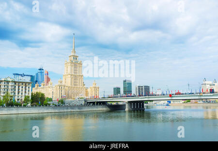 Moscou, Russie - 11 MAI 2015 : l'hôtel Radisson de Moscou situé dans l'un des gratte-ciels de Staline, le 11 mai à Moscou. Banque D'Images