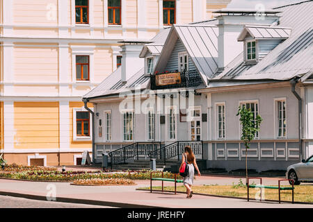 Minsk, Belarus. Femme Marche près de House - Musée d'Eliza Orzeszkowa. E. Orzeszkowa était un romancier et un écrivain de premier plan du positivisme dans Banque D'Images