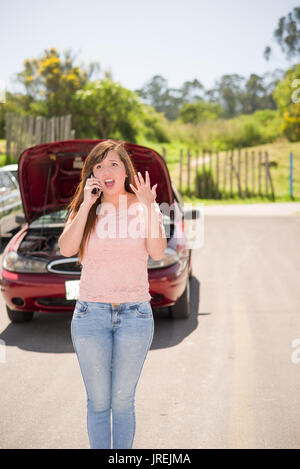 Desseperated femme appelant à signaler car endommagée sur route de campagne et une belle journée ensoleillée Banque D'Images