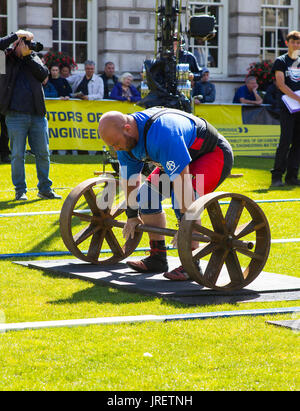 La contrainte de l'concurrents de levage puissance chaleur de l'homme le plus fort ultime concours tenu et télédiffusé dans le parc de la ville de Belfast Banque D'Images