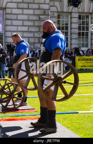 La contrainte de l'concurrents de levage puissance chaleur de l'homme le plus fort ultime concours tenu et télédiffusé dans le parc de la ville de Belfast Banque D'Images