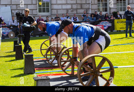 La contrainte de l'concurrents de levage puissance chaleur de l'homme le plus fort ultime concours tenu et télédiffusé dans le parc de la ville de Belfast Banque D'Images