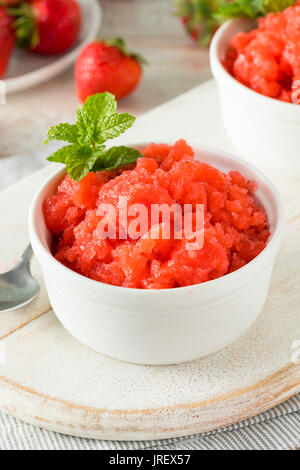 Granité aux fraises italienne maison de la crème glacée à la menthe Banque D'Images