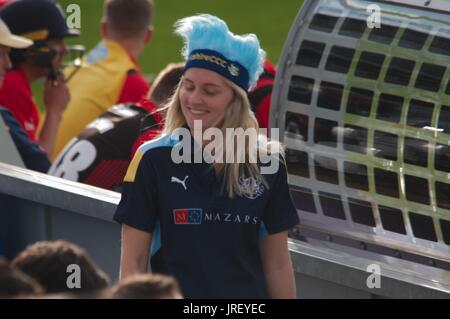 Chester le Street, en Angleterre, 4 août 2017. Un Yorkshire Vikings passant devant le défenseur des jets de Durham au cours d'un banc de NatWest T20 match Blast à l'Unis terrain Örnsköldsvik. Crédit : Colin Edwards / Alamy Live News. Banque D'Images