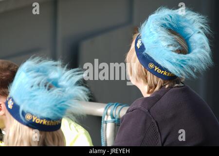 Chester le Street, en Angleterre, 4 août 2017. Yorkshire Vikings partisans portant des coiffes de plumes bleu T20 NatWest au cours d'un match de souffle à l'Unis terrain Örnsköldsvik. Crédit : Colin Edwards / Alamy Live News. Crédit : Colin Edwards/Alamy Live News Banque D'Images