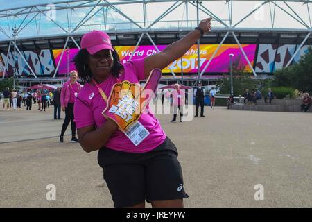 Queen Elizabeth Olympic Park, Londres, UK. 4e août, 2017. Les spectateurs arrivent au Queen Elizabeth Olympic Park, Stratford pour l es Championnats du monde qui débutent aujourd'hui 4 août jusqu'à 13 août 2017. Crédit:claire doherty Alamy/Live News. Banque D'Images