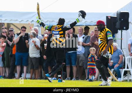 Easton, Portland, Dorset, UK. 4 août 2017. Ancien batteur Angleterre Usman Afzaal batting pour des saisines se retire pour laisser Antilles légende Gordon Greenidge ont une chauve-souris pendant le match Portland Triangle rouge v saisines toutes les Stars à l'Reforne cricket ground à Easton dans le Dorset. Crédit photo : Graham Hunt/Alamy Live News Banque D'Images