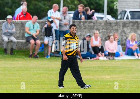 Easton, Portland, Dorset, UK. 4 août 2017. Le Pakistan bowler Yasser Arafat pendant le Portland Triangle rouge match v saisines toutes les Stars à l'Reforne cricket ground à Easton dans le Dorset. Crédit photo : Graham Hunt/Alamy Live News Banque D'Images