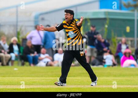 Easton, Portland, Dorset, UK. 4 août 2017. Le Pakistan bowler Yasser Arafat pendant le Portland Triangle rouge match v saisines toutes les Stars à l'Reforne cricket ground à Easton dans le Dorset. Crédit photo : Graham Hunt/Alamy Live News Banque D'Images