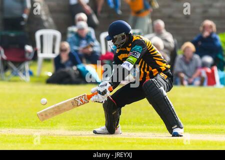 Easton, Portland, Dorset, UK. 4 août 2017. Kirk Edwards pour frappeurs des saisines au cours de la Portland Triangle rouge match v saisines toutes les Stars à l'Reforne cricket ground à Easton dans le Dorset. Crédit photo : Graham Hunt/Alamy Live News Banque D'Images