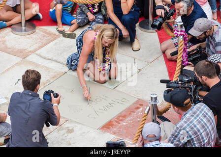 Huntington Beach, USA. 04 août, 2017. "Toujours de l'espoir.' citations du Surf d'Hall of Fame Inductee Bethany Hamilton (USA-Texas), qui a perdu un bras en 2003 à une attaque de requin à Hawaii, et est depuis devenu l'un des plus grands surfers de tous les temps--concurrence sur le site de World Championship Tour et de remorquage dans les vagues de 40 pieds à Peahi à Maui. Credit : Benjamin Ginsberg/Alamy Live News. Banque D'Images