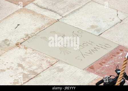 Huntington Beach, USA. 04 août, 2017. "Toujours de l'espoir.' citations du surf d'Hall of Fame Inductee Bethany Hamilton (usa-Texas), qui a perdu un bras en 2003 à une attaque de requin à Hawaii, et est depuis devenu l'un des plus grands surfers de tous les temps--concurrence sur le site de world championship tour et de remorquage dans les vagues de 40 pieds à peahi à Maui. crédit : Benjamin Ginsberg/Alamy live news. Banque D'Images