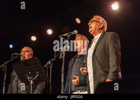 Sidmouth, Devon, Royaume-Uni. 4th août 2017. Coope, Boyes et Simpson sur scène au festival de la semaine folklorique de Sidmouth. Le trio vocal prend sa retraite dans quelques jours. Le festival folklorique est en cours depuis 1955, attire des dizaines de milliers de visiteurs, et il y aura plus de 700 événements avant le concert final le 11th août. Banque D'Images