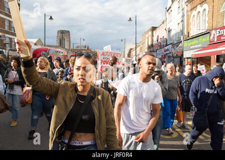 London UK 4 août 2017 mars Les gens de Broadwater Farm à Tottenham de police pour le 6e anniversaire de la mort de Mark Duggan.Mark Duggan, 29 ans, homme britannique, a été tué par la police à Tottenham le 4 août 2011. Manifestations ont commencé à Tottenham, Londres, après la mort de Mark Duggan/Jaiyesimi Crédit : Thabo Alamy Live News Banque D'Images