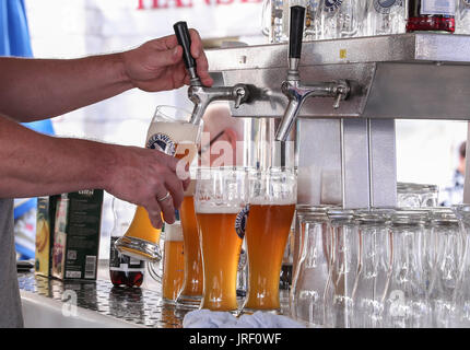 Berlin, Allemagne. 4e août, 2017. Un membre du personnel prépare la bière pour les clients durant le 21e Festival International de la bière de Berlin à Berlin, capitale de l'Allemagne, le 4 août 2017. Les 3 jours de l'événement a débuté le vendredi, qui devrait attirer environ 800 000 visiteurs de découvrir environ 2 400 marques de bières présentées par 344 brasseries de 87 pays. Credit : Shan Yuqi/Xinhua/Alamy Live News Banque D'Images