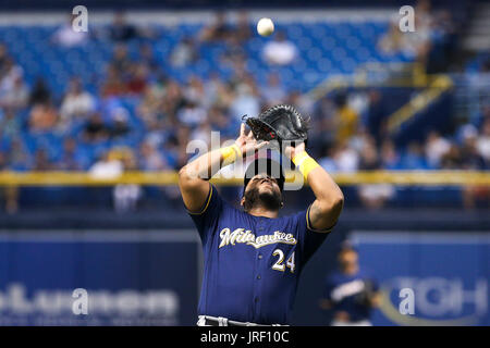 Saint Petersburg, Florida, USA. 4e août, 2017. Vous VRAGOVIC | fois.Le joueur de premier but des Milwaukee Brewers Jésus Aguilar (24) reçoit en vertu de la mauvaise pop par Rays de Tampa Bay de troisième but Evan Longoria (3) dans la première manche du match entre les Milwaukee Brewers et les Rays de Tampa Bay au Tropicana Field à Saint-Pétersbourg, en Floride le Vendredi, Août 4, 2017. Credit : Vragovic/Tampa Bay Times/ZUMA/Alamy Fil Live News Banque D'Images