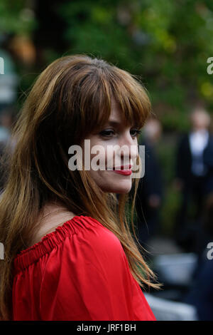 Worms, Allemagne. 4 août 2017. L'actrice et chanteuse allemande Ina Paule Klink pose pour les caméras. Les acteurs, les politiciens et autres personnalités ont assisté à la soirée d'ouverture du Festival en 2017 Nibelung de vers. Le jeu dans le 16. Édition du festival s'appelle 'Glow - Siegfried d'Arabie' d'Albert Ostermaier. Crédit : Michael Debets/Alamy Live News Banque D'Images