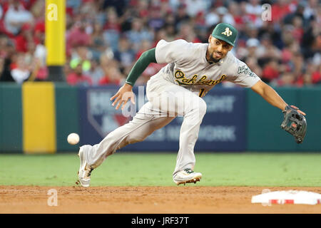 4 août 2017 : Oakland Athletics shortstop Marcus Semien (10) plonge pour une Talonnette femme ESD jusqu'au milieu dans le jeu entre l'Oakland A's et Los Angeles Angels of Anaheim, Angel Stadium d'Anaheim, CA, photographe : Peter Renner and Co Banque D'Images
