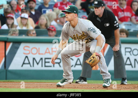 4 août 2017 : Oakland Athletics de troisième but Matt Chapman (26) montre sa technique de mise en service pour chaque emplacement dans le jeu entre l'Oakland A's et Los Angeles Angels of Anaheim, Angel Stadium d'Anaheim, CA, photographe : Peter Renner and Co Banque D'Images