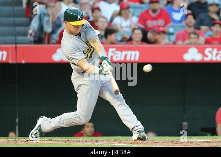 4 août 2017 : Oakland Athletics de troisième but Matt Chapman (26) yard va pour un deux dans la deuxième manche dans le jeu entre l'Oakland A's et Los Angeles Angels of Anaheim, Angel Stadium d'Anaheim, CA, photographe : Peter Renner and Co Banque D'Images