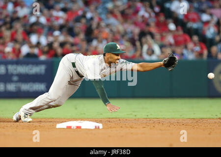 4 août 2017 : Oakland Athletics shortstop Marcus Semien (10) plonge pour une Talonnette femme ESD jusqu'au milieu dans le jeu entre l'Oakland A's et Los Angeles Angels of Anaheim, Angel Stadium d'Anaheim, CA, photographe : Peter Renner and Co Banque D'Images