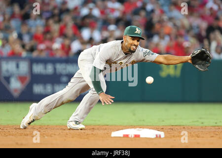 4 août 2017 : Oakland Athletics shortstop Marcus Semien (10) plonge pour une Talonnette femme ESD jusqu'au milieu dans le jeu entre l'Oakland A's et Los Angeles Angels of Anaheim, Angel Stadium d'Anaheim, CA, photographe : Peter Renner and Co Banque D'Images