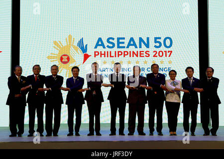 (170805) -- Pasay City, le 5 août 2017 (Xinhua) -- (de G à D) Le ministre des Affaires étrangères de la Malaisie Anifah Aman, Ministre du Myanmar d'état des affaires étrangères U Kyaw Tin, Ministre des affaires étrangères de la Thaïlande Don Pramudwinai, Ministre des affaires étrangères du Vietnam Pham Binh Minh, Secrétaire aux affaires étrangères des Philippines, Alan Peter Cayetano, Ministre des affaires étrangères de Singapour Vivian Balakrishnan, Ministre des affaires étrangères du Brunéi Lim Jock Seng, Ministre des affaires étrangères du Cambodge Prak Sokhonn, Ministre des affaires étrangères de l'Indonésie, Laos Retno Marsudi' Saleumxay Kommasith, Ministre des affaires étrangères et Secrétaire général de l'ANASE Le Luong Minh posent pour une photo à l'ouverture cer Banque D'Images