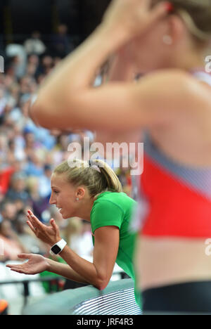 Queen Elizabeth Olympic Park, Londres, UK. 5 Août, 2017. Es Championnats du monde. Samedi. Atheltes parlant à leurs entraîneurs assis dans les tribunes. Crédit : Matthieu Chattle/Alamy Live News Banque D'Images