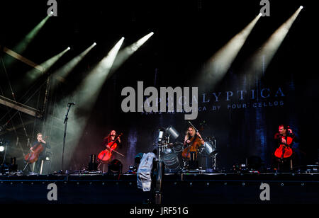 Cello-Metal finlandais Apocalyptica jouant sur la plus difficile étape du Wacken Open Air Festival à Wacken, Allemagne, 04 août 2017. Le Wacken Open Air a lieu entre 03 et 05 août 2017. Photo : Christophe Gateau/dpa Banque D'Images