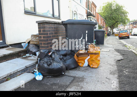 Refuser les déchets ordures s'accumule comme Birmingham Council éboueurs en grève. UK Août 2017 Banque D'Images