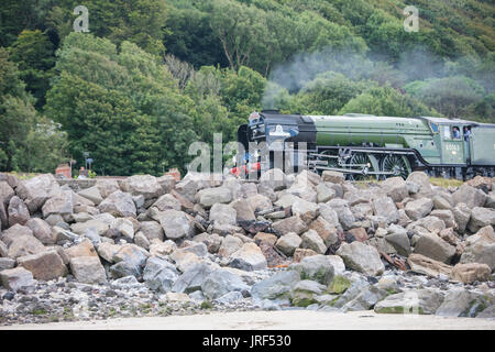 Ferryside Beach, Pays de Galles, Royaume-Uni. Le 05 août, 2017. Une excursion train tiré par une locomotive à vapeur 'Tornado' passant au-dessus du Pacifique 60163 Carmarmarthenshire Ferryside, Plage, Pays de Galles, Royaume-Uni, Europe. Voyage organisé par Tours Pathfinder. Ce 'voyage' Tornade Towy/tour était de Bristol le long de la côte du Pays de Galles du Sud et de l'estuaire, où Towy photographie a été prise. Jusqu'à la ville de Carmarthen, avant de retourner à Bristol plus tard dans l'après-midi. Crédit : Paul Quayle/Alamy Live News Crédit : Paul Quayle/Alamy Live News Banque D'Images