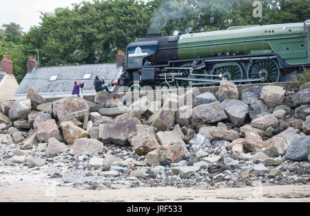 Ferryside Beach, Pays de Galles, Royaume-Uni. Le 05 août, 2017. Une excursion train tiré par une locomotive à vapeur 'Tornado' passant au-dessus du Pacifique 60163 Carmarmarthenshire Ferryside, Plage, Pays de Galles, Royaume-Uni, Europe. Voyage organisé par Tours Pathfinder. Ce 'voyage' Tornade Towy/tour était de Bristol le long de la côte du Pays de Galles du Sud et de l'estuaire, où Towy photographie a été prise. Jusqu'à la ville de Carmarthen, avant de retourner à Bristol plus tard dans l'après-midi. Crédit : Paul Quayle/Alamy Live News Crédit : Paul Quayle/Alamy Live News Banque D'Images