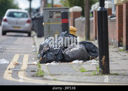 Refuser les déchets ordures s'accumule comme Birmingham Council éboueurs en grève. UK Août 2017 Banque D'Images