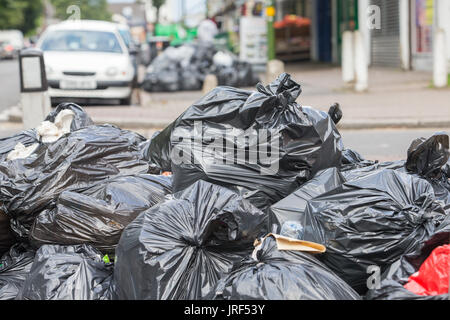 Refuser les déchets ordures s'accumule comme Birmingham Council éboueurs en grève. UK Août 2017 Banque D'Images