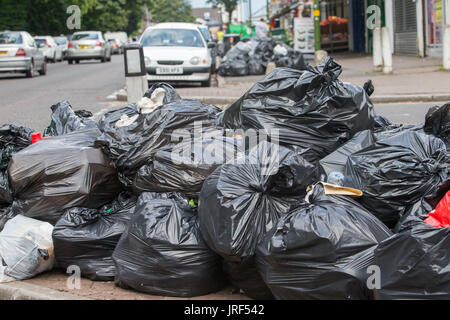 Refuser les déchets ordures s'accumule comme Birmingham Council éboueurs en grève. UK Août 2017 Banque D'Images