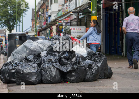 Refuser les déchets ordures s'accumule comme Birmingham Council éboueurs en grève. UK Août 2017 Banque D'Images