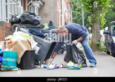 Refuser les déchets ordures s'accumule comme Birmingham Council éboueurs en grève. UK Août 2017 Banque D'Images