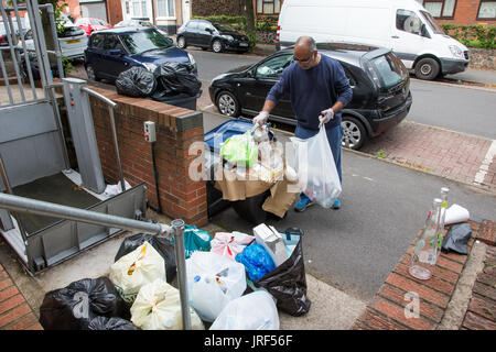 Refuser les déchets ordures s'accumule comme Birmingham Council éboueurs en grève. UK Août 2017 Banque D'Images