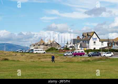 Walney Island, Barrow-in-Furness, Cumbria, Royaume-Uni, 5th août 2017. Un soleil éclatant sur Biggar Bank. Les gens qui marchent dans l'air frais de la côte exposée sur la côte nord-ouest de l'Angleterre. Banque D'Images