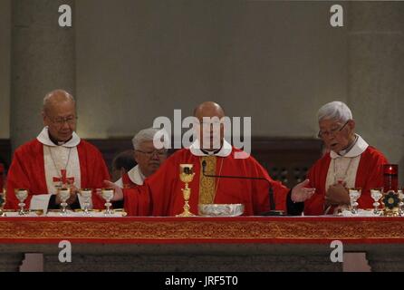 Hong Kong, Chine. 5 Août, 2017. 8e évêque du diocèse de Hong Kong Michael Yeung ( CENTRE ) rituel catholique Sacrement de l'hôte au cours de messe inaugurale à la Cathédrale de l'Immaculée Conception. 5 août, 2017.Hong Kong.ZUMA/Liau Chung Ren : Crédit Liau Chung Ren/ZUMA/Alamy Fil Live News Banque D'Images